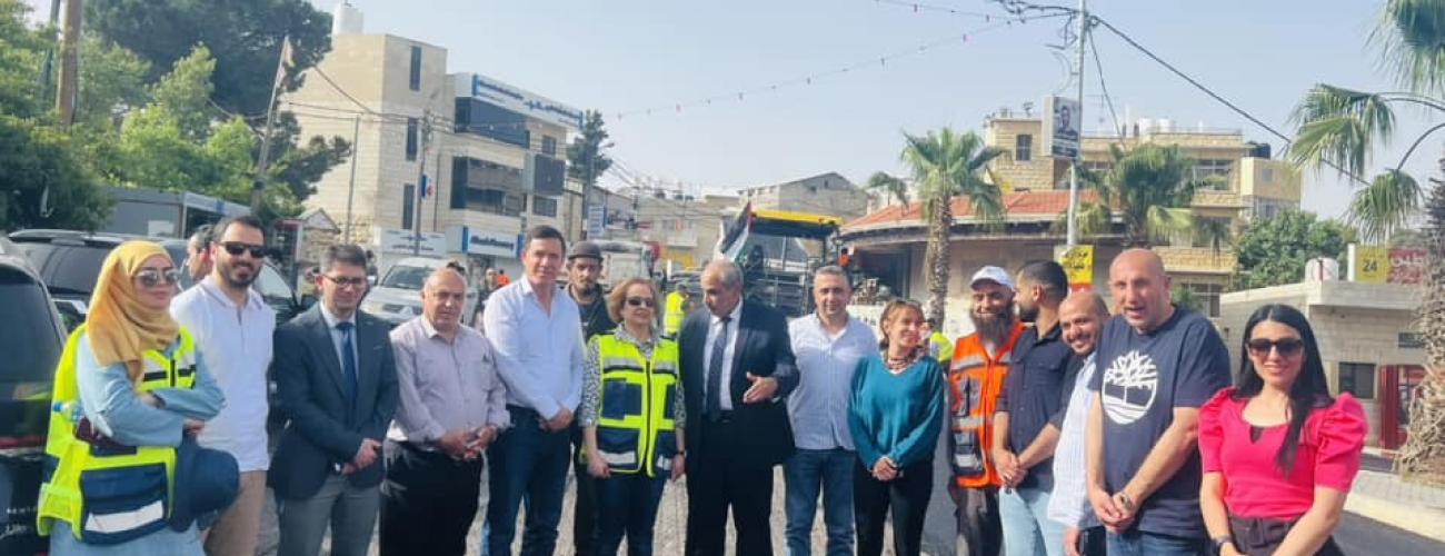 في اطار التعاون المشترك ما بين بلدية بيرزيت ووزارة الاشغال المباشرة في تعبيد الشارع الرئيسي