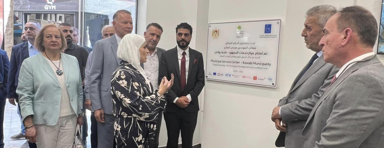 الاحد 16-7-2023 شاركت رئيس بلدية بيرزيت السيدة ديانا صايج ناصر في حضور افتتاح مركز خدمات الجمهور التابع لبلدية روابي في المركز التجاري "كيوسنتر" بدعم من صندوق تطوير وإقراض الهيئات المحلية، وتم الافتتاح بحضور وزير الحكم المحلي د. مجدي الصالح، ومؤسس مدينة روابي د. بشار المصري، ومدير عام صندوق تطوير وإقراض الهيئات المحلية السيد محمد الرمحي، ورئيس اتحاد الهيئات المحلية السيد عبد الكريم الزبيدي، ورئيس بلدية روابي المهندس إبراهيم الناطور، ورؤساء الهيئات المحلية، وبعض المدعوين الرسميين وموظفو بلدية روابي،  وتضمن ا