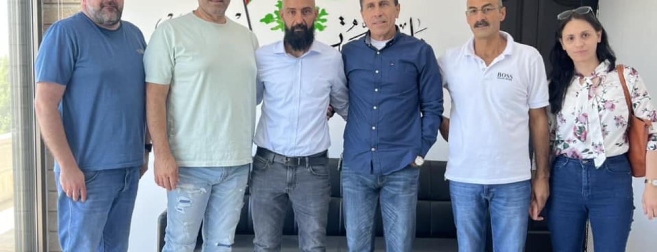  استقبل رئيس بلدية بيرزيت بالانابة السيد ذياب الاشعل وفد من جمعية صمود للتراث الفلسطيني الممثلة بمدير الجمعية /السيد كمال ابو عواد ويرافقه السيد محمود عمر ابو عواد /عضو الجمعية لمناقشة احتياجات الجمعية ودعم البلدية لها لتطوير الجمعية التي تخدم فئة الشباب والشابات في  البلدة لتجسيد التراث والدبكة الشعبية الفلسطينية.ويزامنها حضور المواطن  السيد نزار شاهين والسيدة رانيا شاهين . ورحب الاشعل بابن بيرزيت السيد منيب موسى ابو عواد لقدومه من الولايات المتحدة الامريكيه بزيارة الوطن 