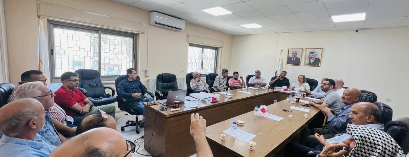 اعلان هام لمواطني بيرزيت لاحقا لأزمة المياه المستعصية والمتفاقمة التي تعاني منها المدينة منذ شهر تموز ٢٠٢٣ حتى الان والضرر الكبير الذي لحق بالمواطنين، وبعد التواصل المكثف بين البلدية ومصلحة المياه واستنفاذ كل الطرق ولعدم وجود حلول لجدولة المياه في المدينة كباقي مناطق امتياز المصلحة والتي تصلها المياه اسبوعيا، وعلى ضوء احتجاج المواطنين وتوجههم اليوم الى دار البلدية، فسيعقد اجتماع يوم غد الاحد الموافق ٢٧-٨-٢٠٢٣ الساعة الحادية عشرة صباحا بين المجلس البلدي وادارة مصلحة المياه لإيجاد حلول جذرية للموضوع.  وعليه، 