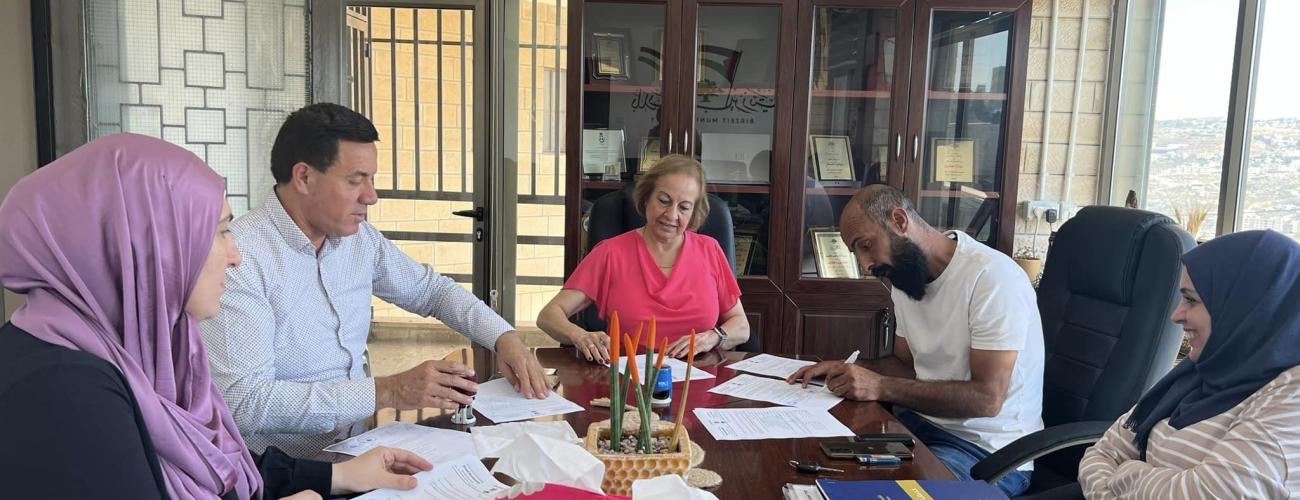 توقيع اتفاقية تنفيذ مشاريع مع شركة دار البناء: مشروع استكمال تأهيل وتعبيد الطريق المؤدي الى قرية الفن والابداع المرحلة الاولى والثانية، ومشروع استكمال تأهيل وتعبيد الشهيد وديع حداد، ومشروع ترقيعات الشوارع.  