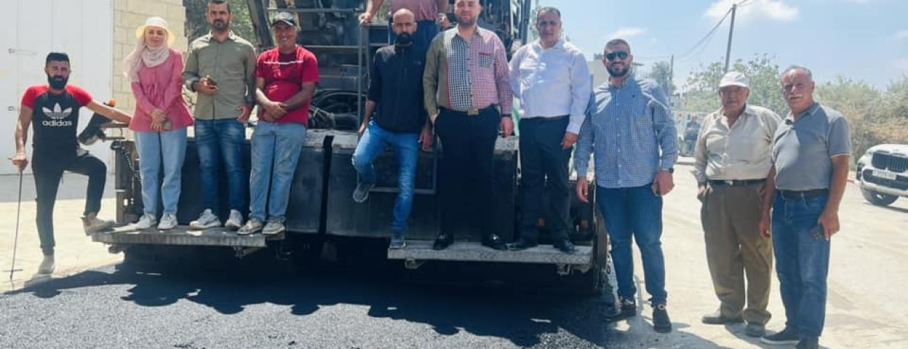 استكمال اعمال تزفيت المقطع الاول من شارع برهام